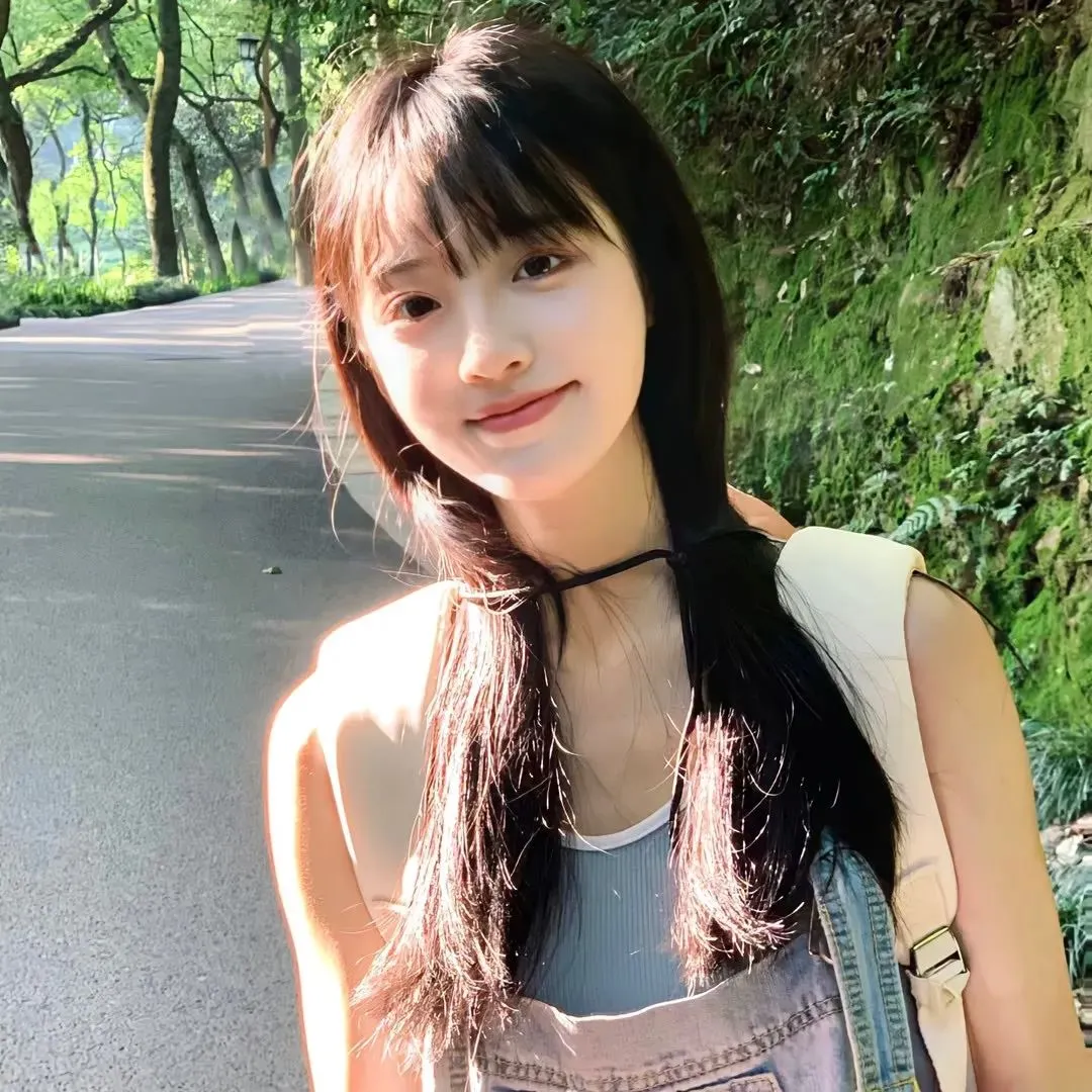 奇幻校园漫改《偶然发现的一天》超清在线：觉醒的漫画女配逆天改命，撕毁烂尾剧本